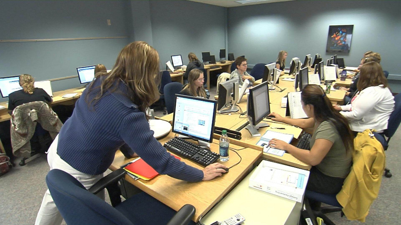 Educational assistant in a computer lab