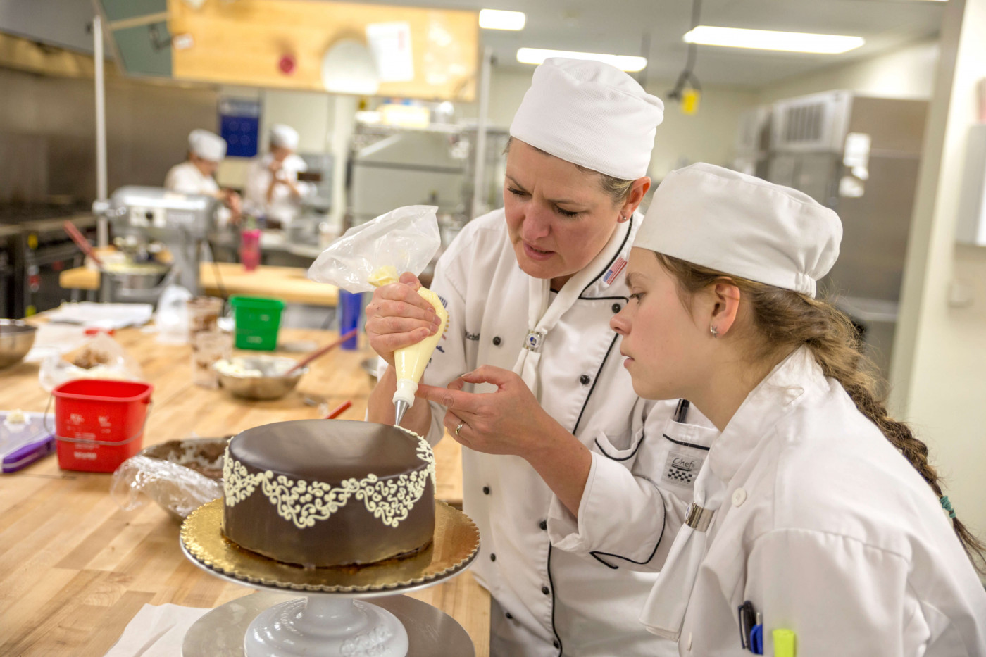 Cake decorating with frosting